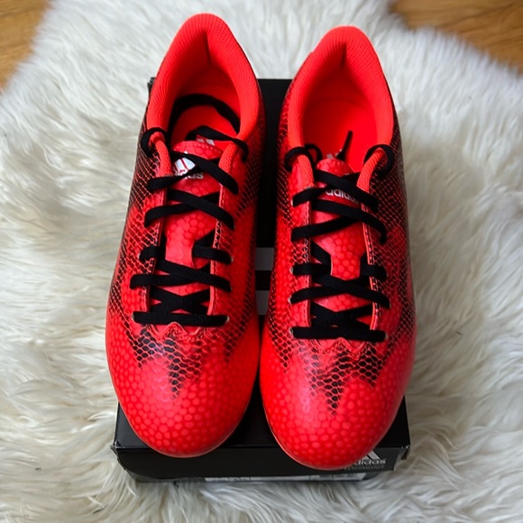 youth soccer shoes in size 5.5 (shin guard incl.) in excellent condition - Picture 1 of 8